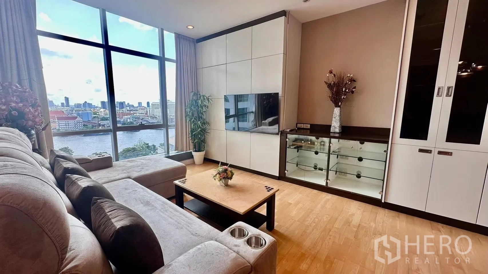 คอนโด for rent in Khlong San, Bangkok - พื้นที่นั่งเล่นติดทีวี ตู้บิลท์อิน และวิวแม่น้ำจากกระจกบานใหญ่