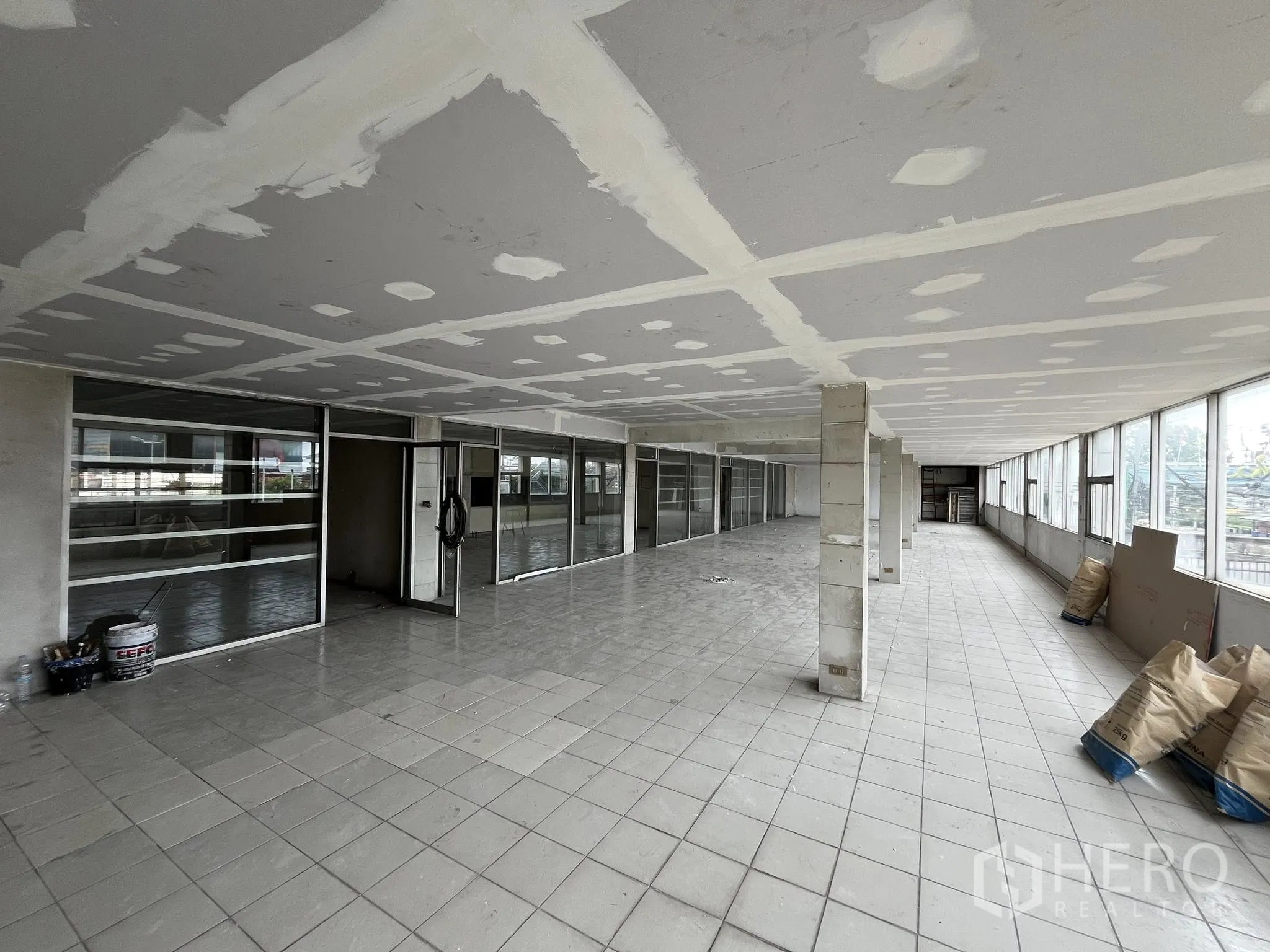 โรงงาน ให้เช่าในPhra Pradaeng, Samut Prakan - สำนักงานชั้นสองกระจกกว้าง มองเห็นพื้นที่ผลิต