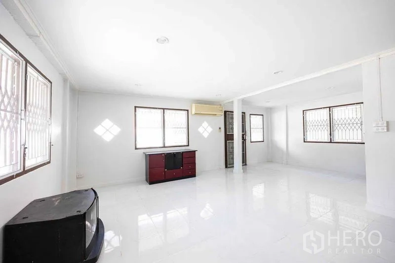 带办公室的家 出租在Watthana, Bangkok - 大开间，多窗采光与安全窗格，空间通透适合团队办公。