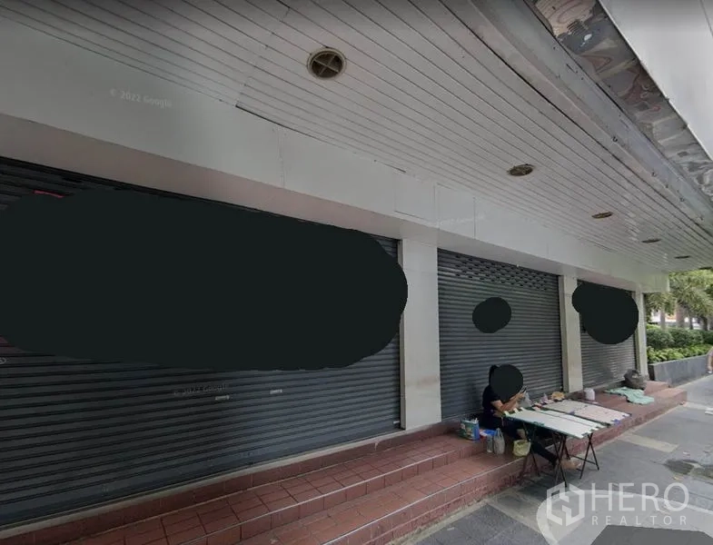 办公空间 出租在Bang Rak, Bangkok - Silom商务区临街门面，多个金属卷闸门与有顶人行道。