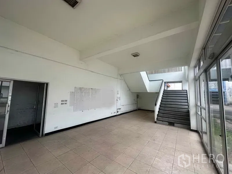 工厂 出租在Khlong Luang, Pathum Thani - 门厅，带楼梯、地砖和玻璃入口门