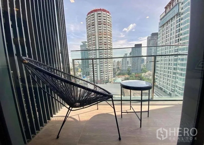 公寓 出租在Watthana, Bangkok - 私家阳台设休闲椅与小圆桌，俯瞰曼谷天际线。