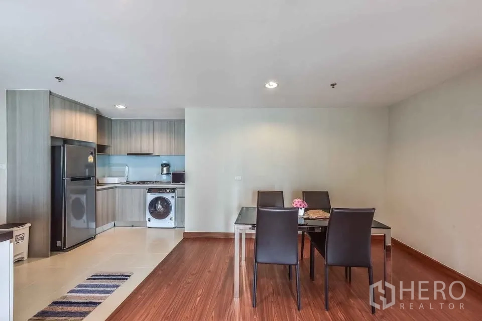 คอนโด for rent in Huai Khwang, Bangkok - มุมรับประทานอาหาร 4 ที่นั่งติดกับห้องครัวในแปลนเปิด