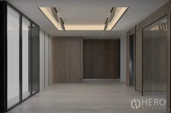 办公空间 出租在Lat Krabang, Bangkok - 开放走廊，木质墙面点缀、嵌入式照明与玻璃隔断。