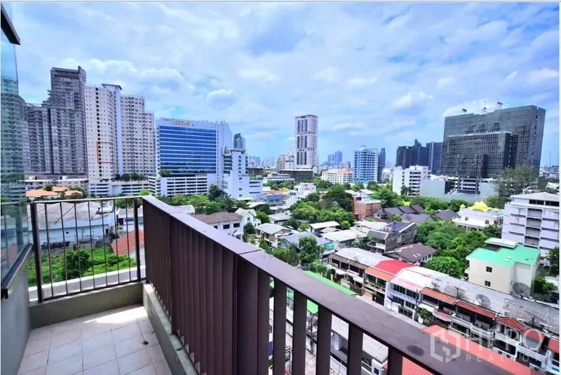 คอนโด ให้เช่าหรือขายในKhlong Toei, Bangkok - ระเบียงชมวิวสกายไลน์เมืองย่านสุขุมวิท