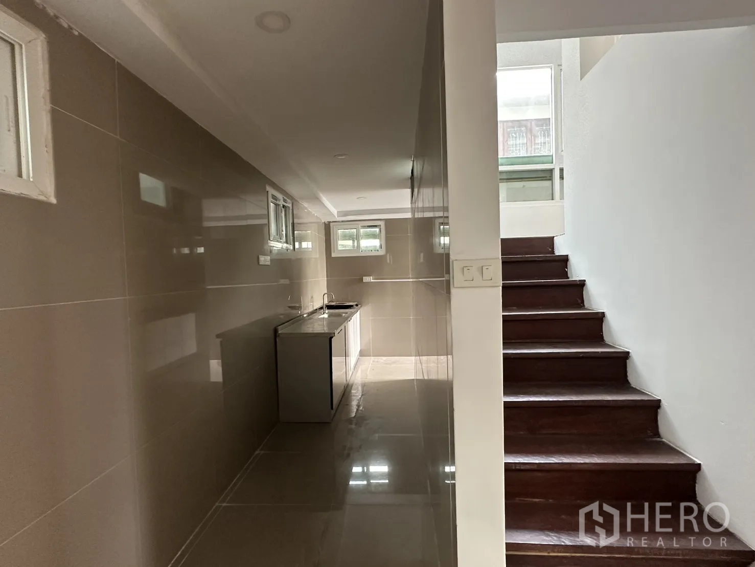 โฮมออฟฟิศ for rent in Watthana, Bangkok - ครัวยาวสไตล์แกลเลอรี่ ผนังกระเบื้อง เคาน์เตอร์ซิงก์ อยู่ติดกับบันได