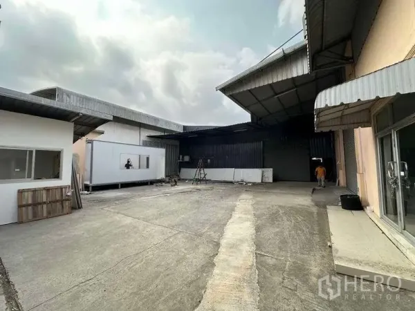 货栈 出租在Khlong Luang, Pathum Thani - 宽敞的仓库院区，带有遮雨装卸棚和前方办公室。