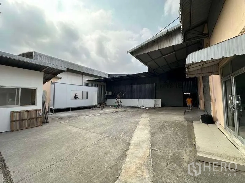 货栈 出租在Khlong Luang, Pathum Thani - 宽敞的仓库院区，带有遮雨装卸棚和前方办公室。