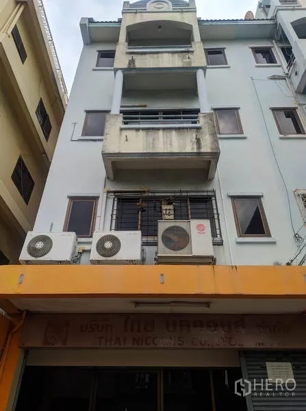 带办公室的家 出租在Yan Nawa, Bangkok - 临街商住楼外立面，带阳台和多台空调外机。