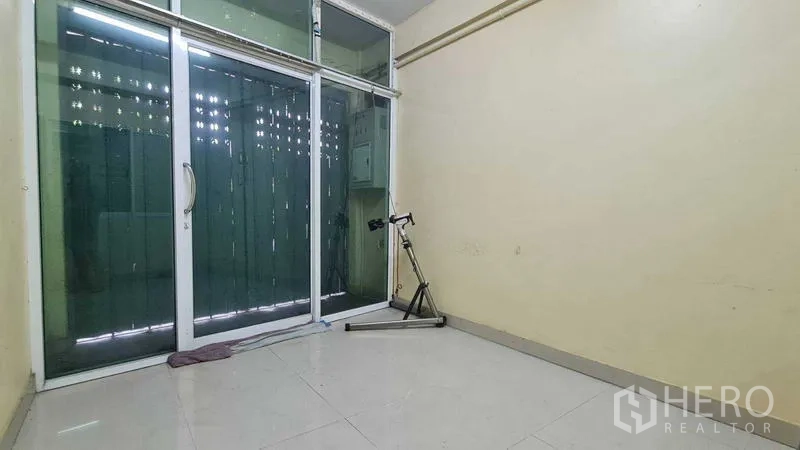 อาคารพาณิชย์ ขายในWatthana, Bangkok - ห้องชั้นล่าง ประตูกระจกบานเลื่อน พื้นกระเบื้องเงา