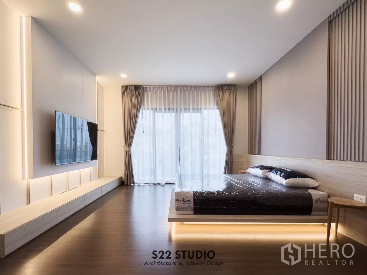 独立式住宅 出租在Bang Phli, Samut Prakan - 宽大的主人套房，木地板与大面积窗户