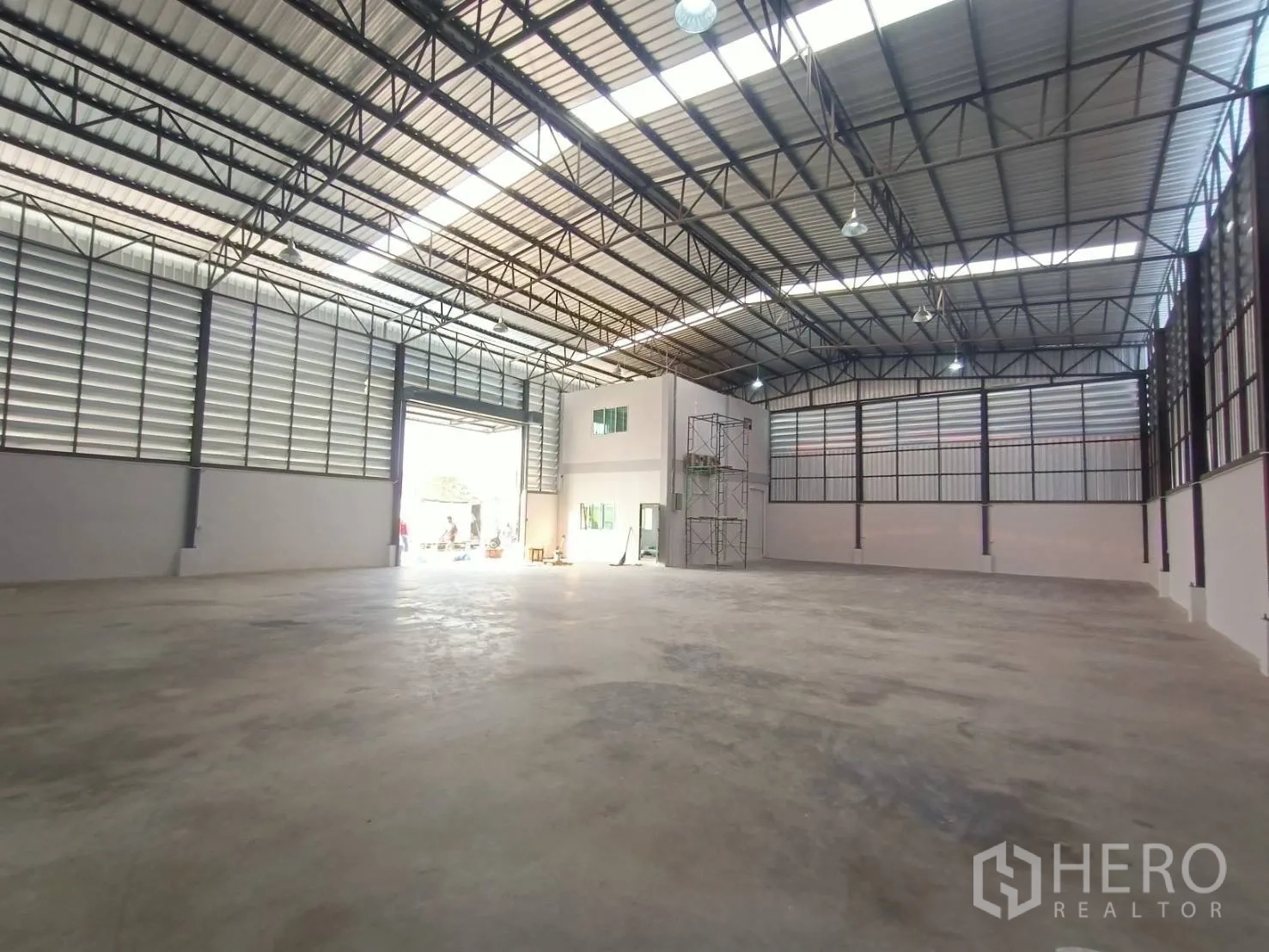 โรงงาน for rent or sale in Mueang Samut Sakhon, Samut Sakhon - พื้นที่การผลิตโล่ง โปร่ง ด้วยสกายไลต์ ประตูม้วนขนาดใหญ่ และบล็อกสำนักงานในตัว