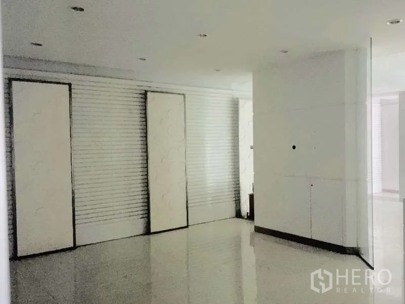 带办公室的家 出售在Huai Khwang, Bangkok - 一层大堂，亮面地砖与装饰墙板