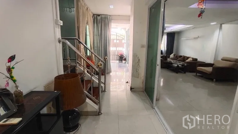 ทาวน์เฮาส์ ให้เช่าในWatthana, Bangkok - โถงทางเข้า บันไดราวสแตนเลส และประตูกระจกบานเลื่อน