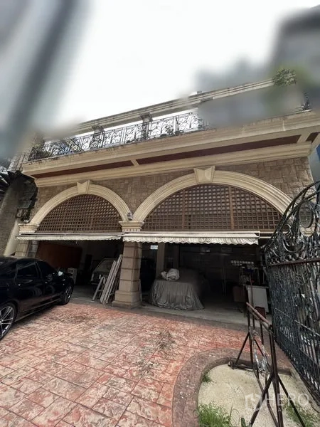 带办公室的家 出租在Huai Khwang, Bangkok - 三开间拱形车库，上方带阳台。