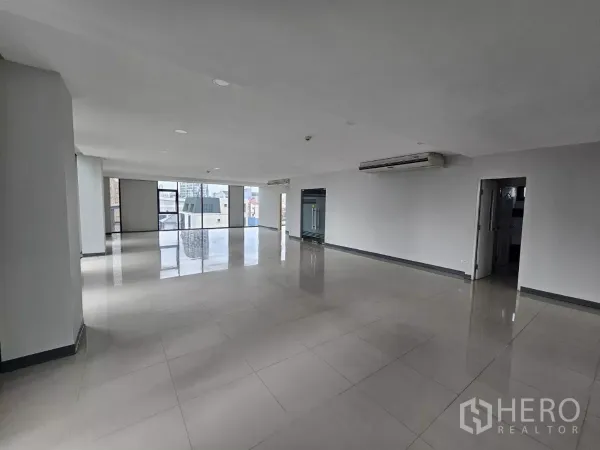 办公空间 出租在Sathon, Bangkok - 宽大的开放式办公楼层，设有通往独立房间的门和临街窗户。