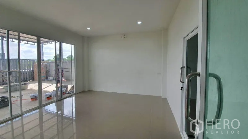 Warehouse for rent in Lam Luk Ka, Pathum Thani - Bright office room with floor-to-ceiling sliding glass doors opening to the terrace.
