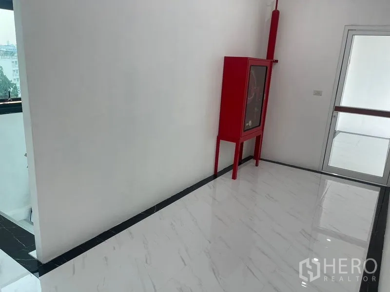 带办公室的家 出租或出售在Wang Thonglang, Bangkok - 走廊红色消防水带柜，旁为安全门