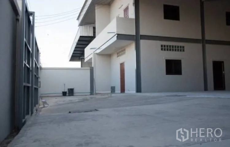 โกดัง for rent in Bang Phli, Samut Prakan - ลานคอนกรีตในรั้วติดกับอาคารสำนักงานสองชั้น