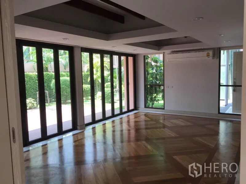 独立式住宅 出租在Sathon, Bangkok - 客厅设整面折叠落地门与吊顶，面向花园