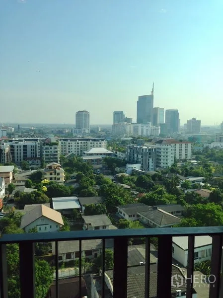 公寓 出租在Khlong Toei, Bangkok - 阳台远眺曼谷天际线与绿意社区景观