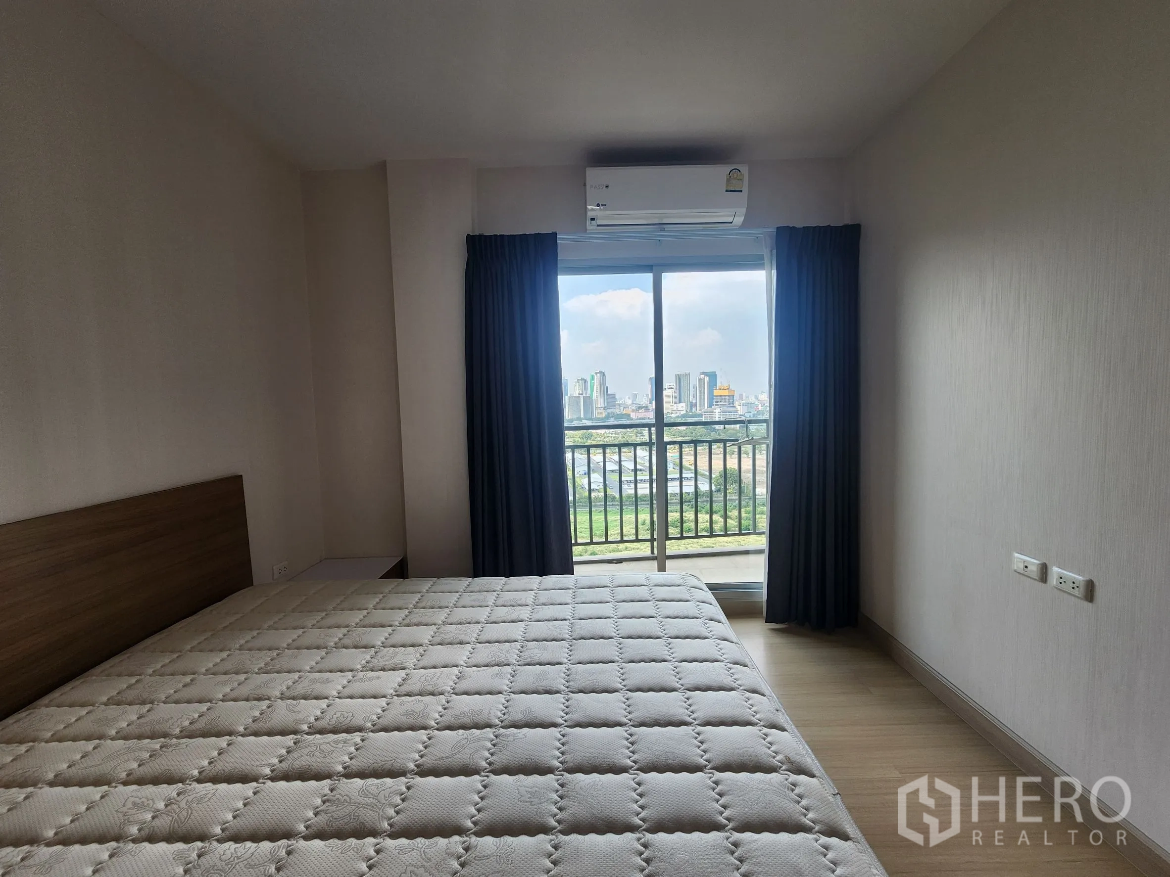 คอนโด for rent in Huai Khwang, Bangkok - ห้องนอนที่สอง เตียงขนาดใหญ่ มีแอร์และระเบียงมองเห็นสกายไลน์