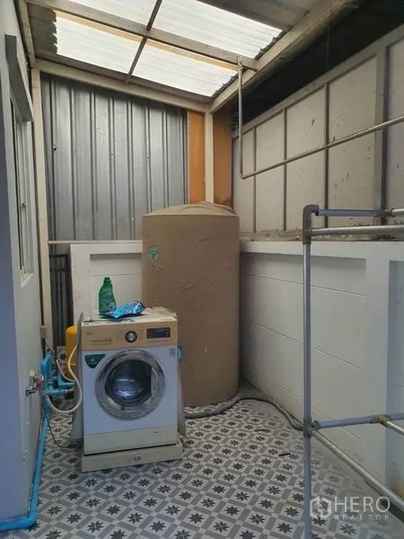 联排别墅 出租在Wang Thonglang, Bangkok - 带顶家务区，配洗衣机与储水罐