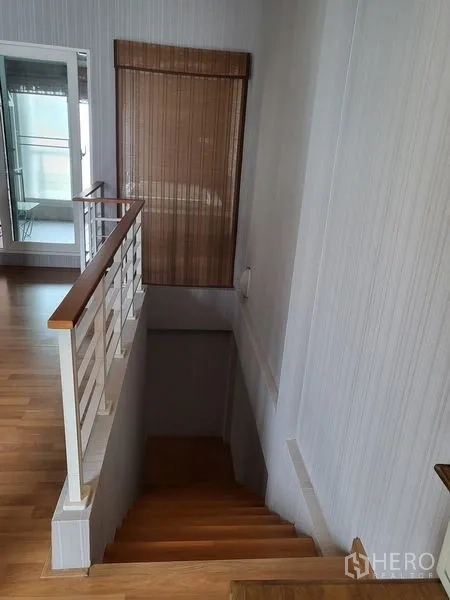 联排别墅 出租在Wang Thonglang, Bangkok - 木质台阶与白色扶手的楼梯通向下层
