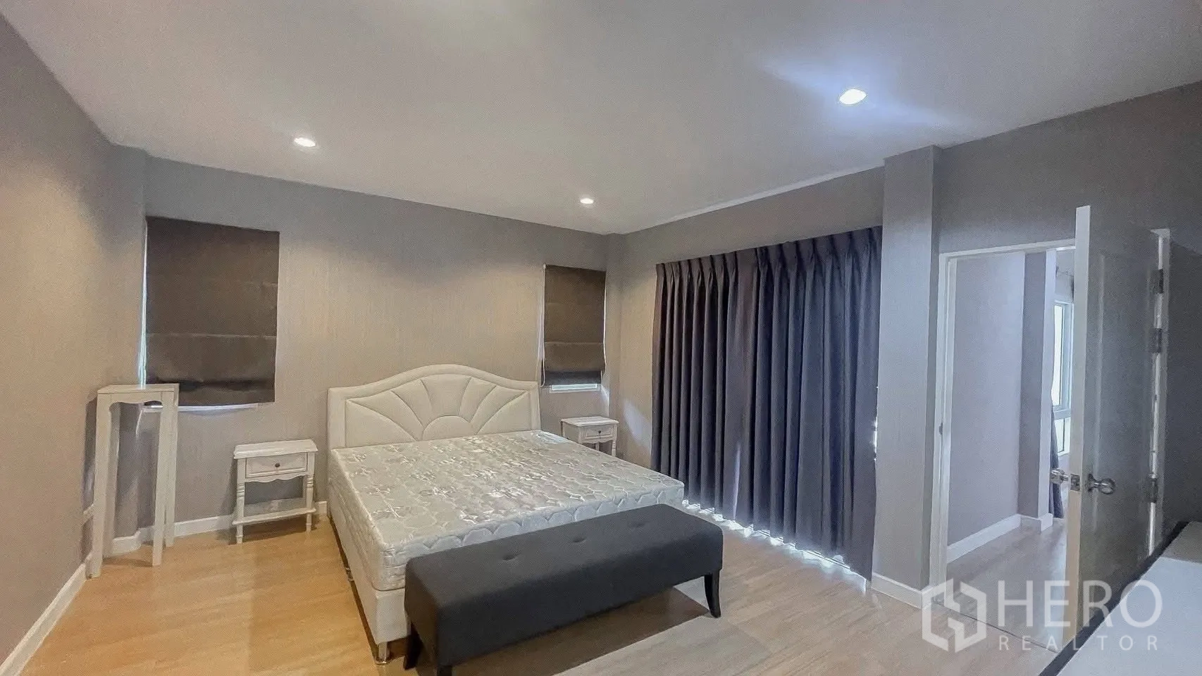 บ้านเดี่ยว for rent or sale in Saphan Sung, Bangkok - ห้องนอนกว้างพร้อมเตียง โต๊ะข้าง และม้านั่งปลายเตียง.