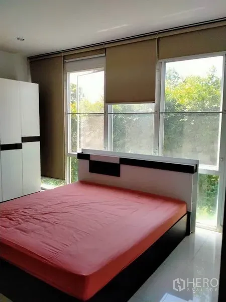 独立式住宅 出售在Thawi Watthana, Bangkok - 采光充足的卧室，大窗配百叶卷帘，现代床与衣柜。