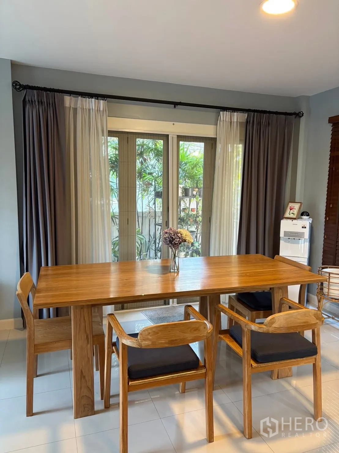 บ้านเดี่ยว for rent in Prawet, Bangkok - พื้นที่รับประทานอาหารโต๊ะไม้และประตูกระจกเปิดสู่สวน