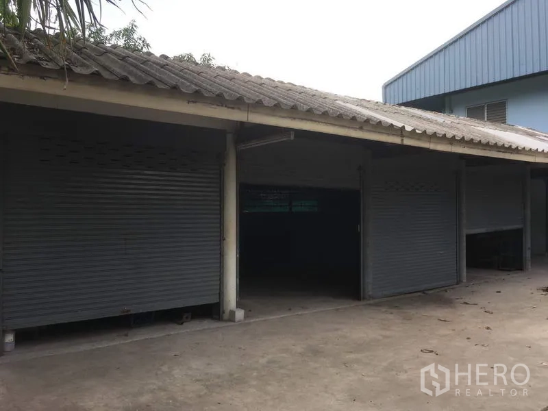 คลังสินค้า ให้เช่าในSaphan Sung, Bangkok - ช่องโหลดสินค้ามีหลังคาพร้อมประตูม้วนหลายบานและลานคอนกรีต