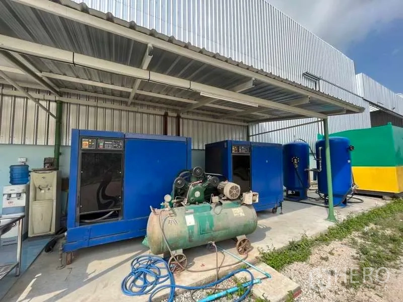 工厂 出售在Nikhom Phatthana, Rayong - 服务区下的压缩空气机组与储气罐，设有雨棚。