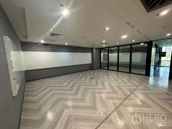 สำนักงาน ให้เช่า - พื้นที่ทำงานโอเพ่นสเปซ พื้นลายก้างปลา ไวท์บอร์ดยาว ไฟดาวน์ไลท์และผนังกระจก