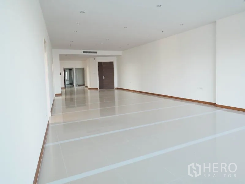 公寓 出租或出售在Yan Nawa, Bangkok - 长形起居空间，抛光地砖与筒灯照明。