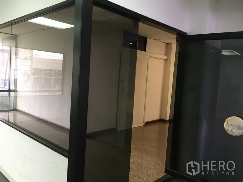สำนักงานที่บ้าน ให้เช่าในHuai Khwang, Bangkok - ทางเดินติดผนังกระจกใสบานใหญ่ เชื่อมสู่โซนออฟฟิศ.