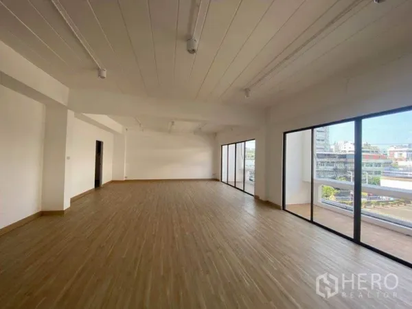 办公空间 出租在Khlong Toei, Bangkok - 转角办公空间，落地推拉窗，采光明亮。