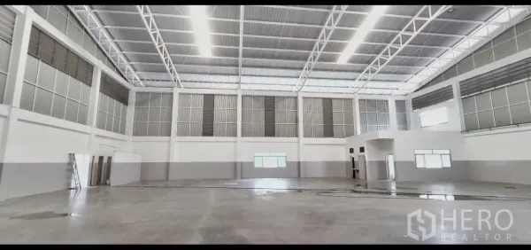 工厂 出租在Mueang Samut Prakan, Samut Prakan - 明亮仓储空间，无柱布局，LED照明均匀分布。