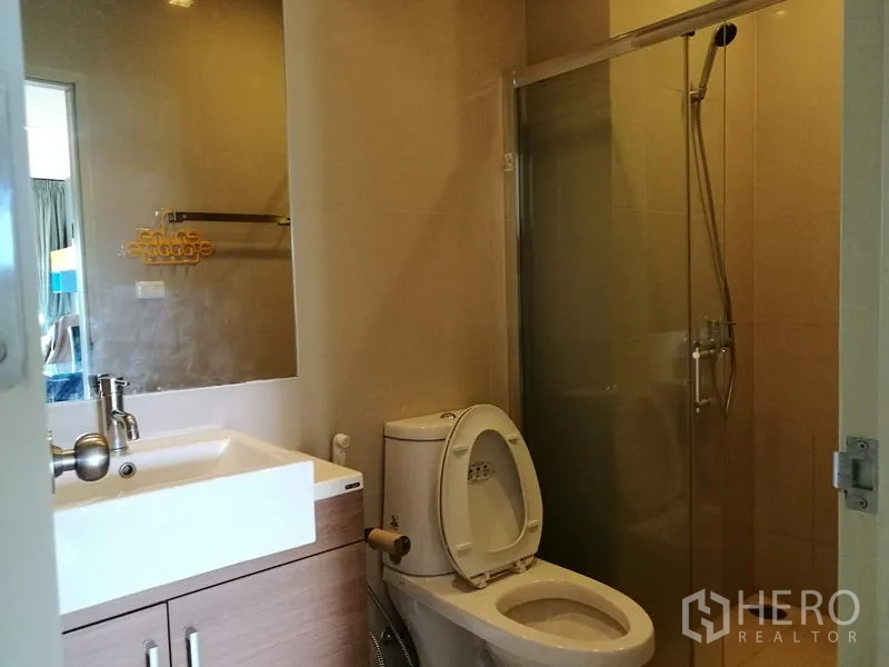คอนโด ให้เช่าในWatthana, Bangkok - ห้องน้ำสมัยใหม่ ฝักบัวแบบกระจกกั้น โถสุขภัณฑ์ อ่างล้างหน้าและกระจกบานใหญ่