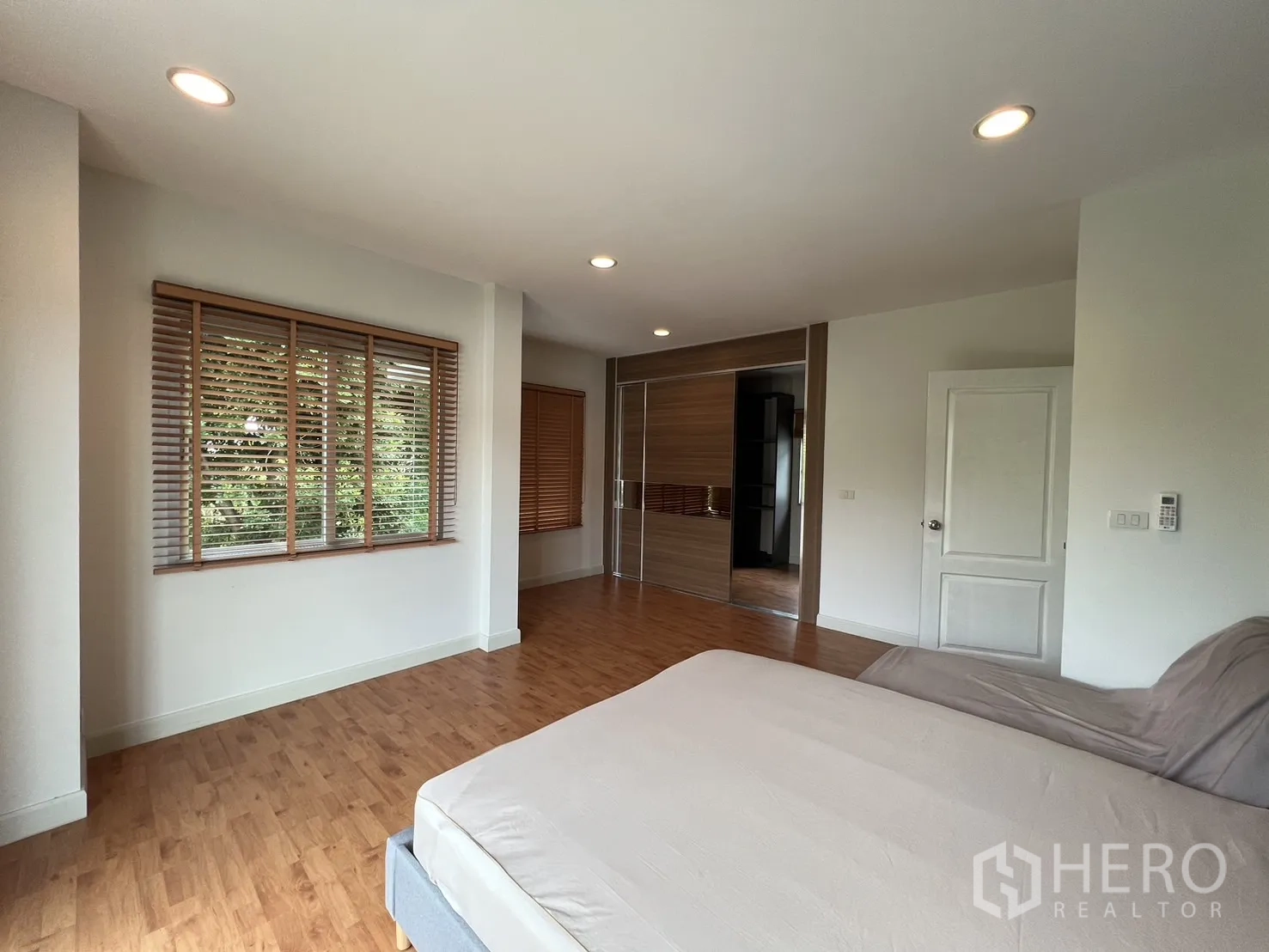 Detached House for rent in Saphan Sung, Bangkok - Master suite corner with sliding closet doors and wood floors.