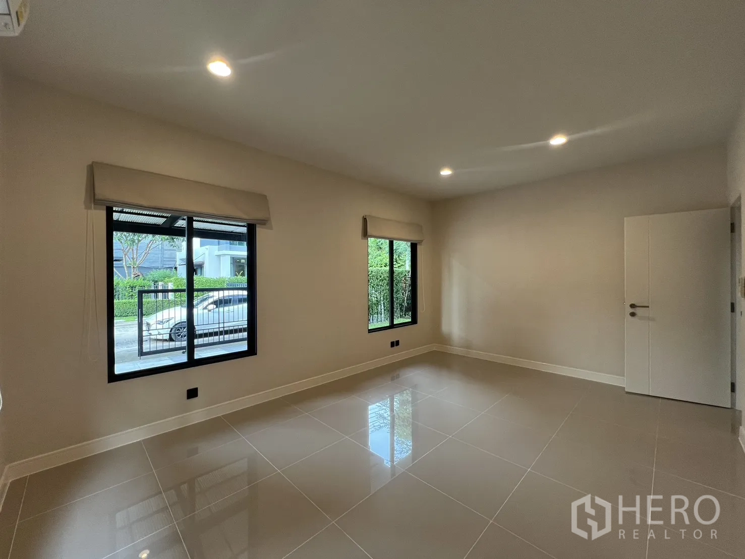 Detached House for rent in Bang Kapi, Bangkok - Corner view of the same room with windows on two sides.