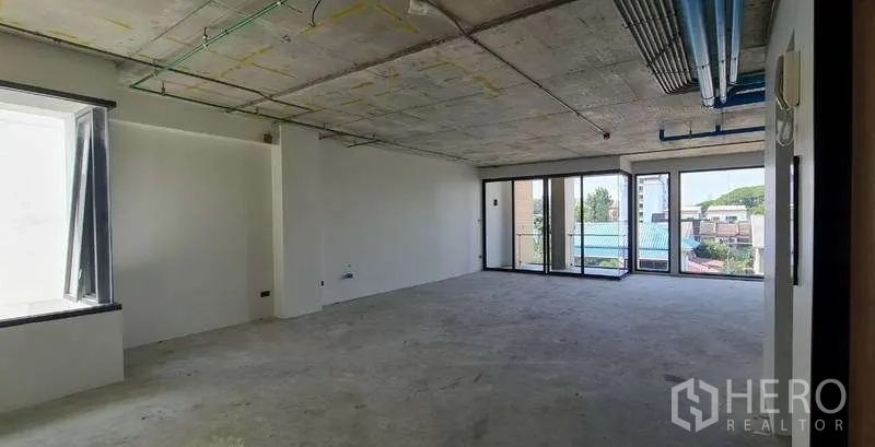 带办公室的家 出售在Suan Luang, Bangkok - 毛坯开放式办公楼层，裸顶管线与大窗