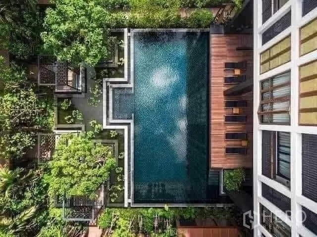 公寓 出租在Watthana, Bangkok - 俯瞰视角的游泳池与周边花园。