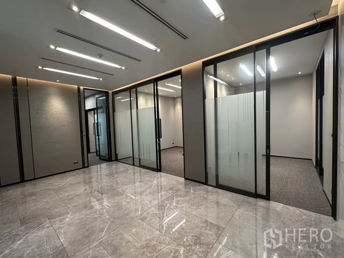 办公空间 出租在Watthana, Bangkok - 明亮接待区，抛光石材地面与推拉式玻璃会议室。