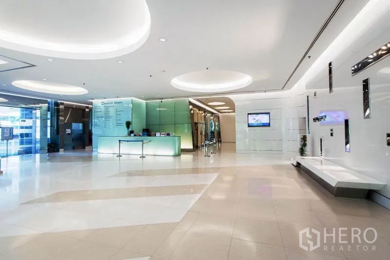 Office Space for rent in Bang Rak, Bangkok - Spacious reception lobby with concierge desk, glass walls and contemporary lighting