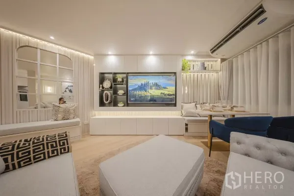 公寓 出租在Yan Nawa, Bangkok - 电视特色墙配内嵌柜与长椅，旁有用餐角与落地窗帘。