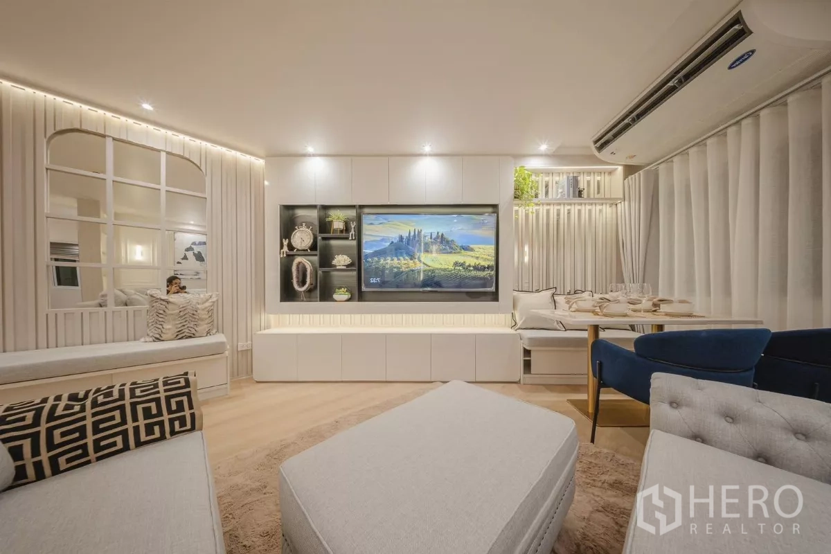 公寓 出租在Yan Nawa, Bangkok - 电视特色墙配内嵌柜与长椅，旁有用餐角与落地窗帘。