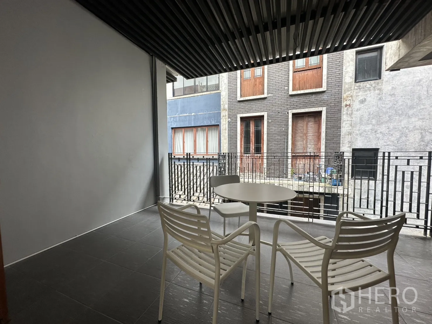 公寓 for rent in Pathum Wan, Bangkok - 卧室一角配床、双床头柜与靠窗书桌。