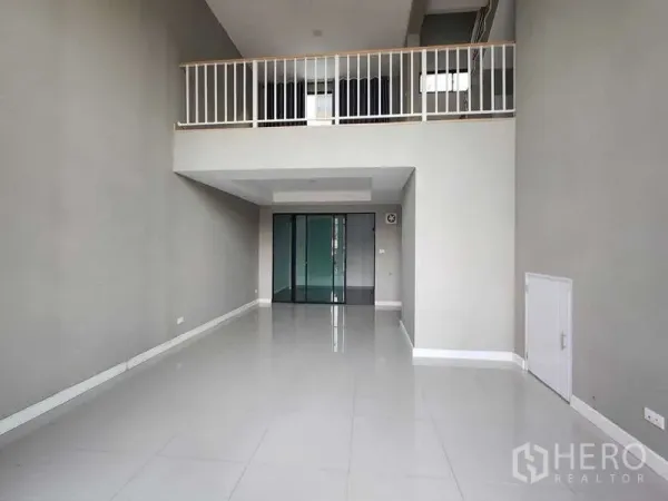 Home Office for rent in Lat Krabang, Bangkok - Open-plan ground floor with mezzanine and rear glass partition for a meeting room.