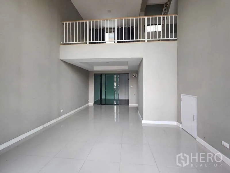 Home Office for rent in Lat Krabang, Bangkok - Open-plan ground floor with mezzanine and rear glass partition for a meeting room.